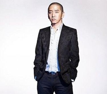 歌手郝云和他妻子的照片