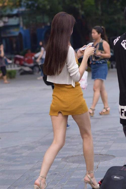 街拍:高挑紧身裙美女,逆天大长腿很吸睛,转身的时候寻亮点!