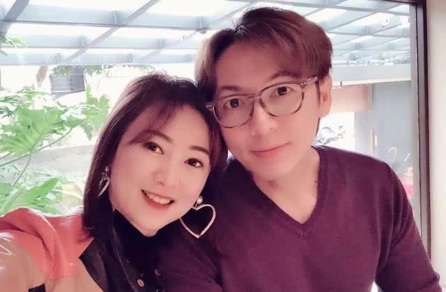  『低调』翁虹夫妇晒合影秀恩爱，低调在家中做菜庆生
