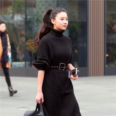 『尽显』街拍:看手机的美女,浅色上衣配多彩短裤,尽显纤细美腿