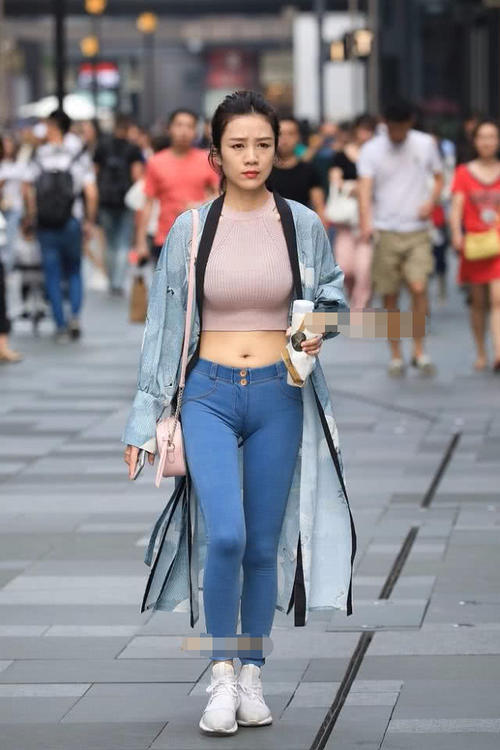路人街拍，许多小姐姐都喜欢穿修身的牛仔裤，走起路来十分动人