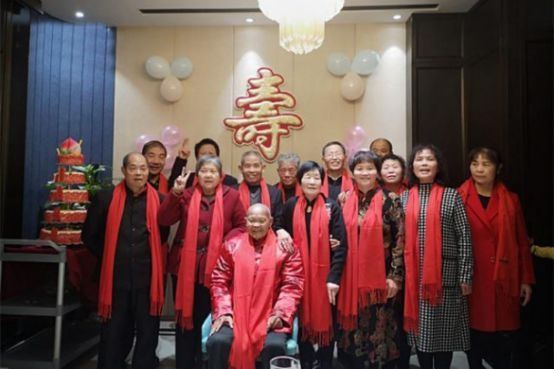 美国游客首次来中国，看到这平凡一幕傻眼了：你们中国人都这样？