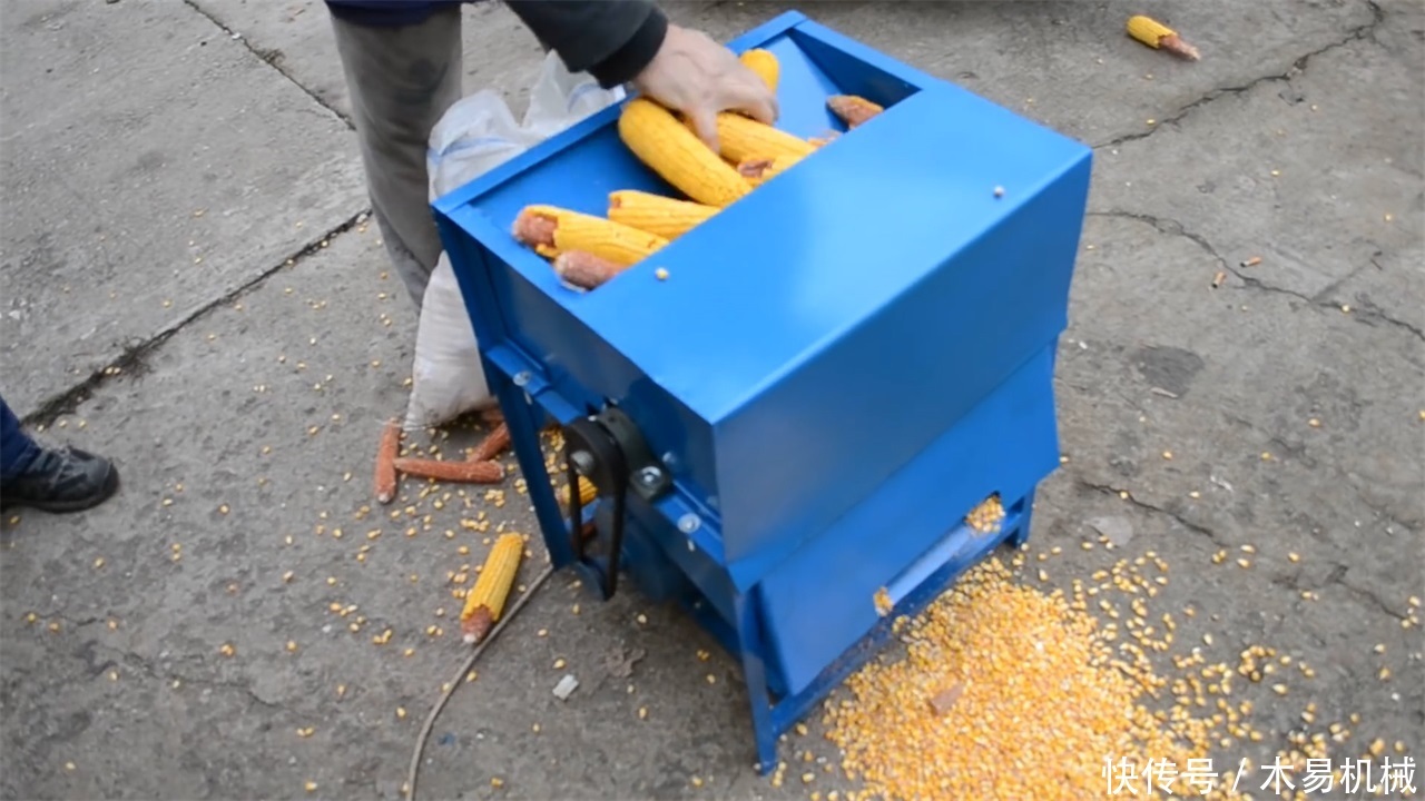 非洲小哥发明“自行车”剥玉米机，造价10元，一天剥5亩玉米