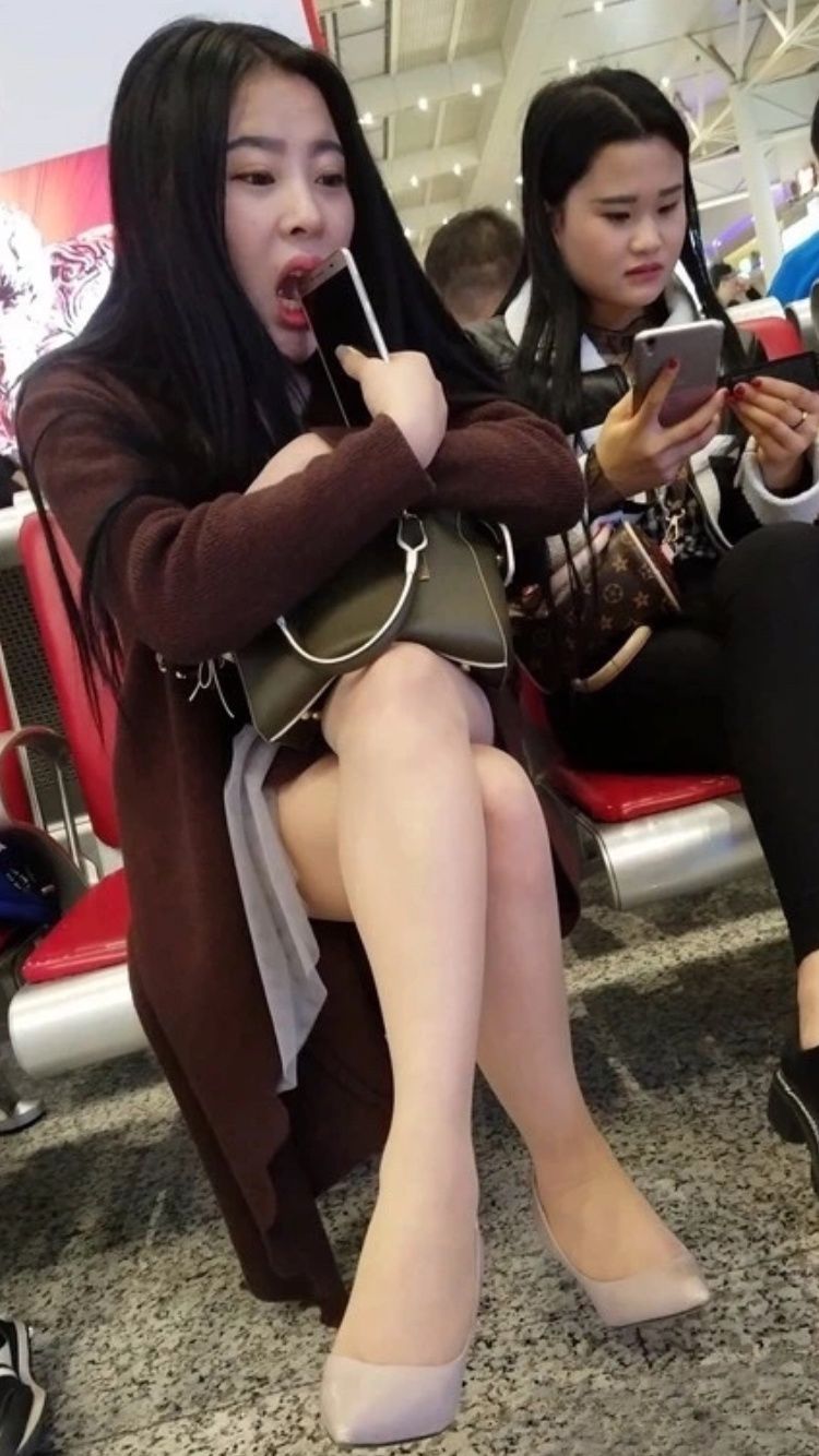 性感街拍丨候车室的丰满美女，一直拿嘴巴咬手机?!