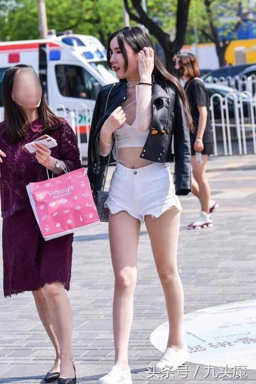 路人街拍清纯美女小姐姐，她这是真丝袜性感还是没有丝袜