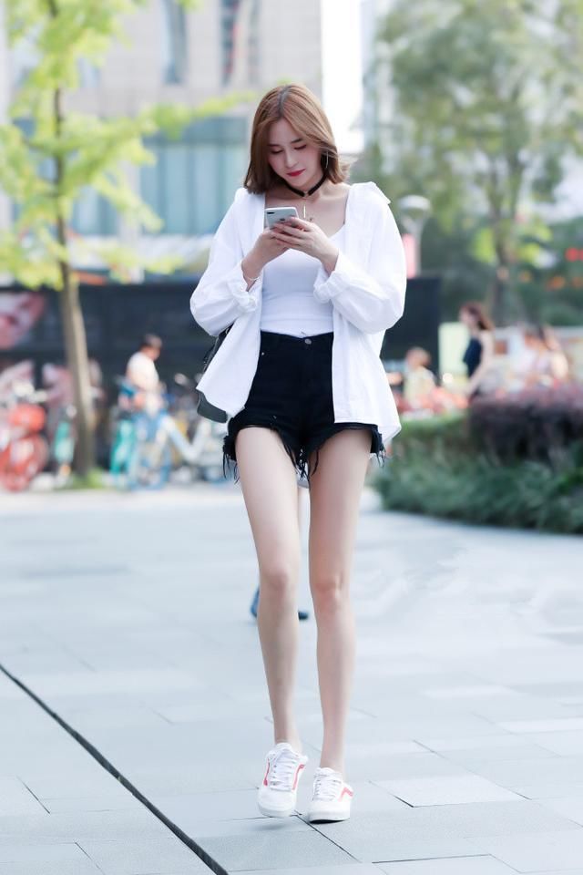 长发美女妹子身材高挑，长相令人惊艳，一双美腿更是吸睛!