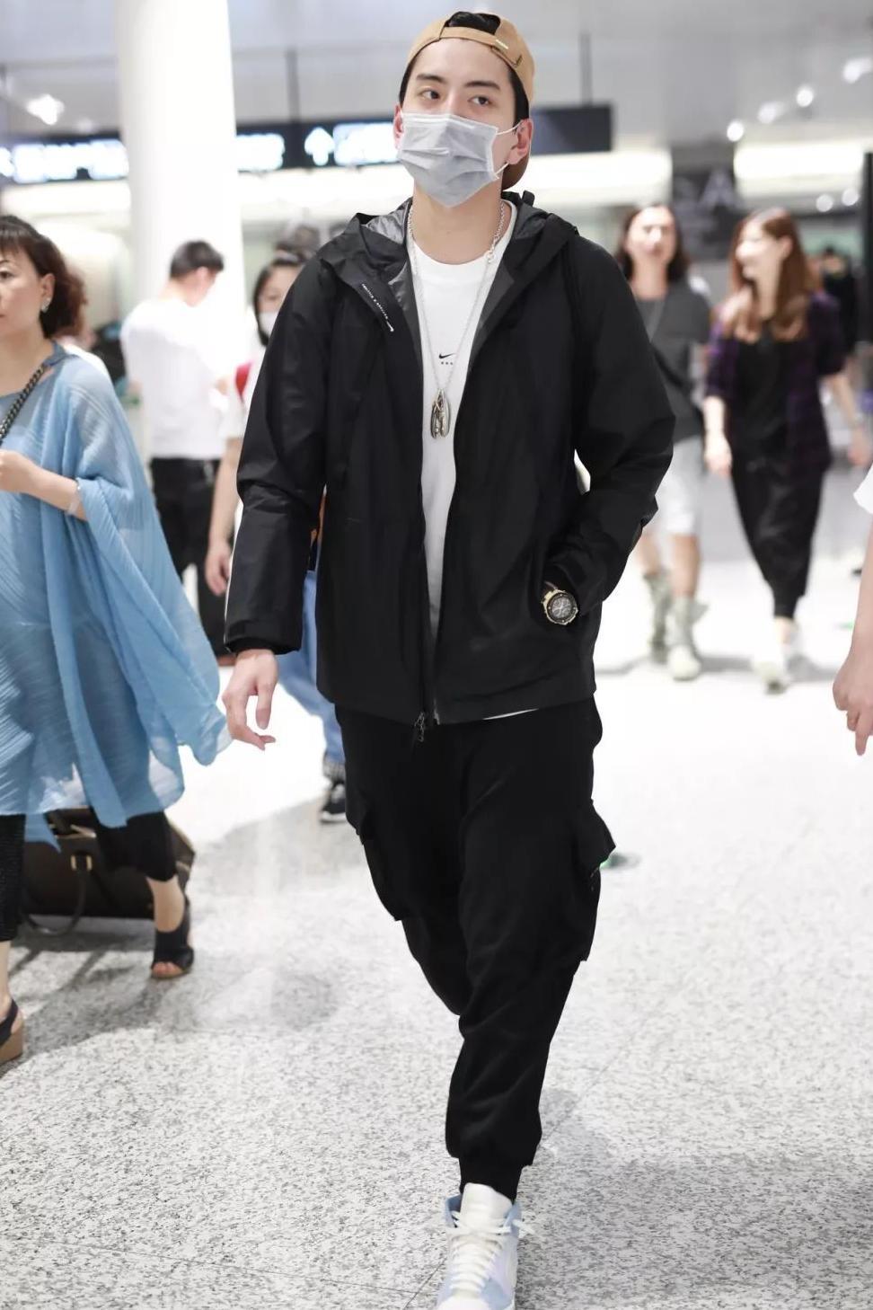 窦靖童周迅忘年交同框，同款搪瓷杯要不要来一只？