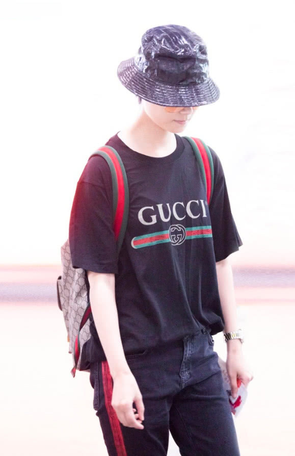 最美面孔周洁琼撞衫李宇春，没李宇春有气场，还爱穿“大叔”鞋！