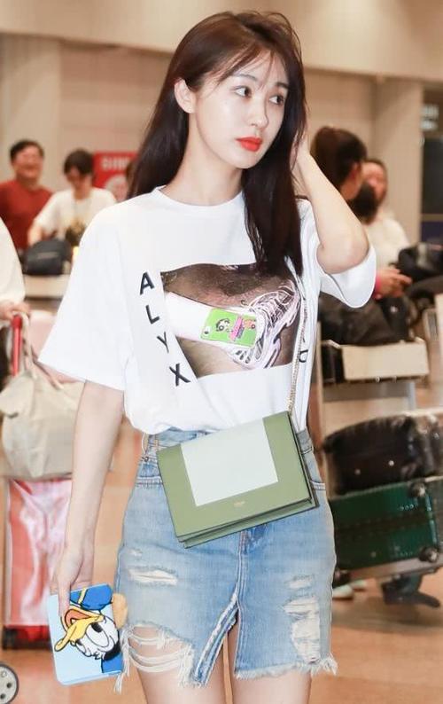 李菲儿衣服选错码了？竟在裙子上开了条缝，却意外地好看！