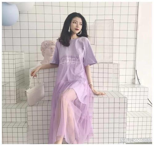 街拍：穿吊带短裙的小姐姐，性感与美貌并存，引人注目！