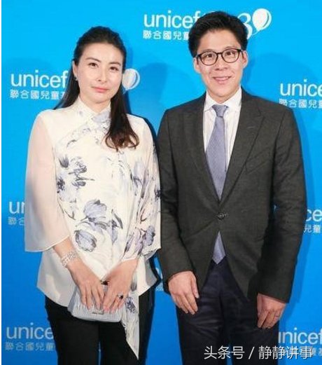 37岁郭晶晶与39岁老公合体出席活动，身穿旧衣服显朴素节俭!