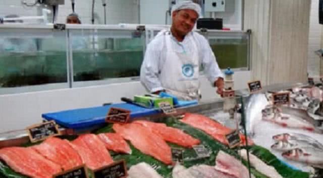 实拍迪拜菜市场,穷人才吃海鲜,而它却成为富人的象征