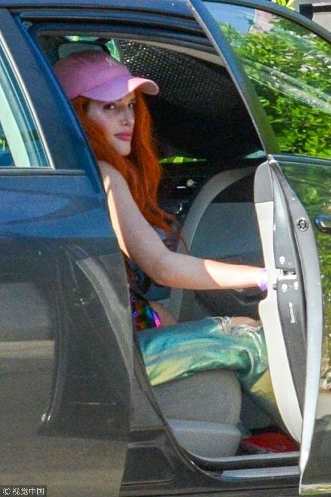 贝拉索恩裤子会发光露性感内内边 戴小粉帽橘色长发酷炸天