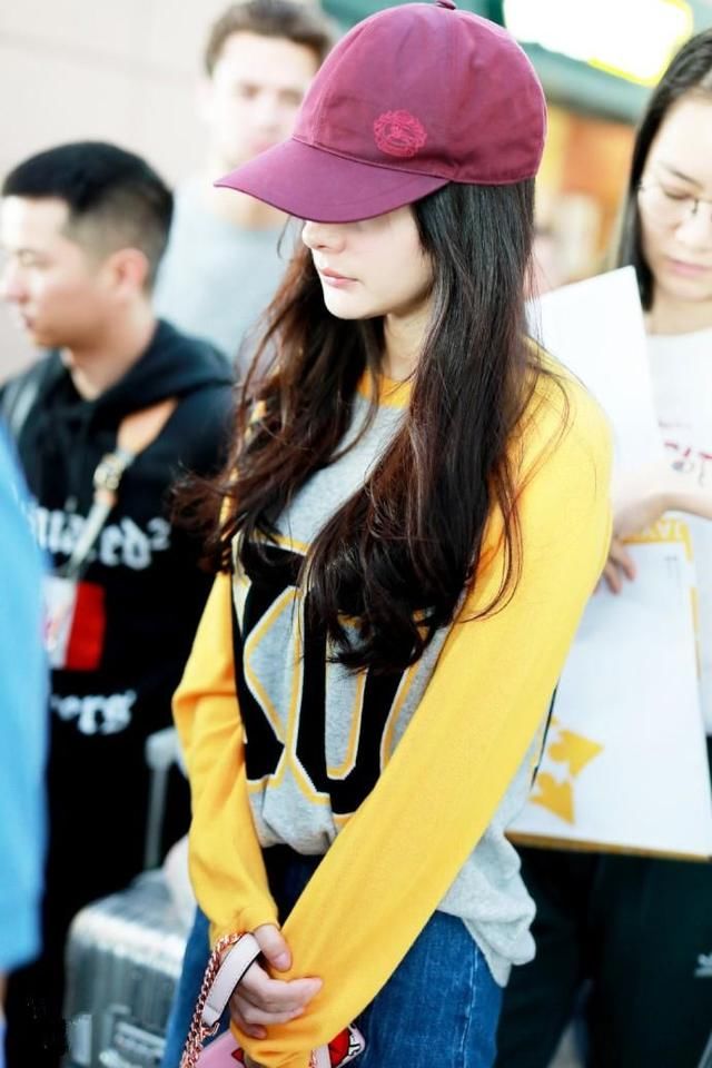 杨幂字母T配牛仔裙造型现身机场，网友：休闲风的幂幂也很美