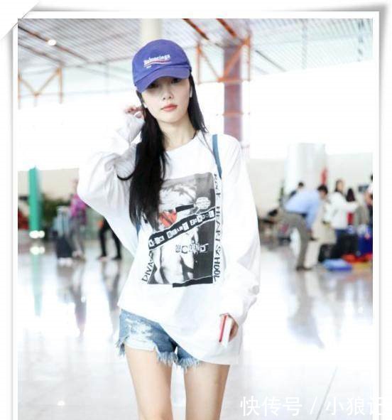 李小璐终于开始穿短裤秀腿了，网友发黑的双膝暴露了太多秘密！