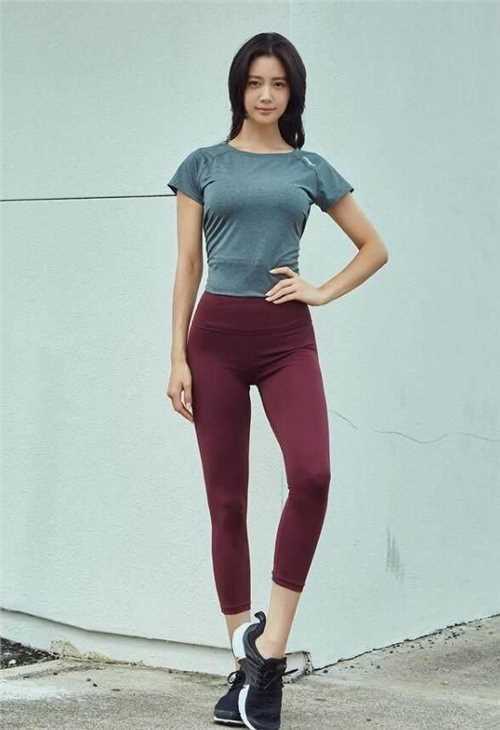 街拍:吸睛夺目的紧身打底裤美女,成熟女人味满满