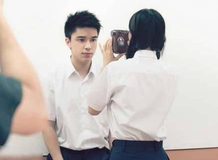 Angelababy一直被传整容，索性公开父母弟弟合照来辟谣