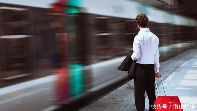 美籍华裔回国过国庆节，一到老家就愣了悔不当初！