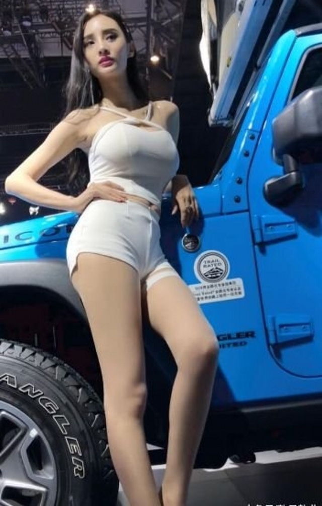 舒适|路人街拍，这位穿着短裙的美女，一身装扮舒适又不失休闲感