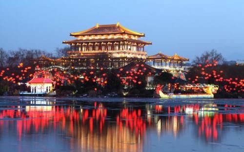 90后美女在大唐不夜城扮不倒翁，爆红网络，游客为看她挤断隔离带