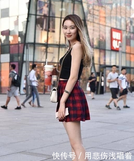  [皮靴]街拍：帅气的西装搭配皮裙皮靴，优雅大气彰显端庄婉约的魅力
