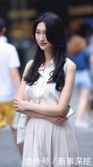  『秀丽』端庄又秀丽的妹子，衣品真不是一般高，这裤子可以装两个人吧？