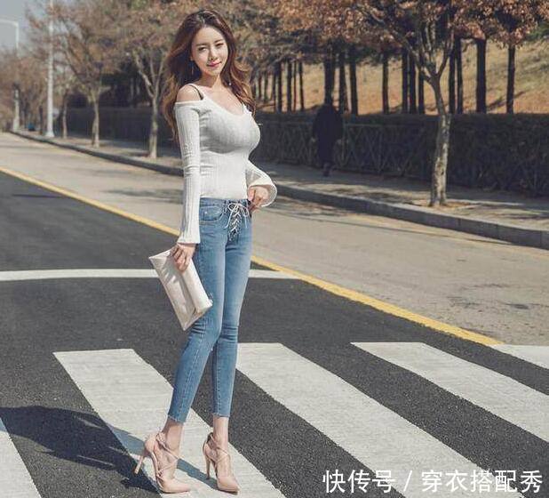 身姿曼妙的牛仔裤美女，秀出笔直双腿，看着让人心动！