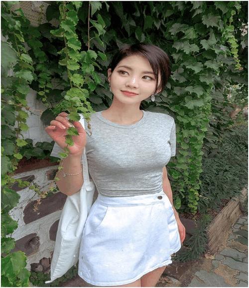 街拍：超有气质的小姐姐，连衣裙下性感S曲线堪称完美！