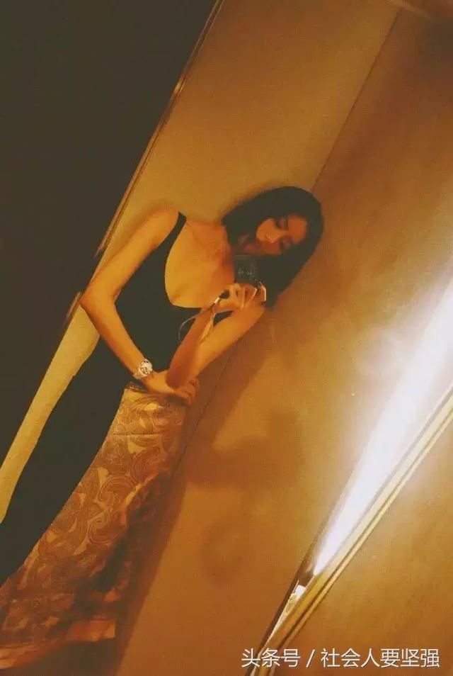 刘雯真的拼了!拼接吊带裙硬生生挤出乳沟,对镜自拍让人想入非非