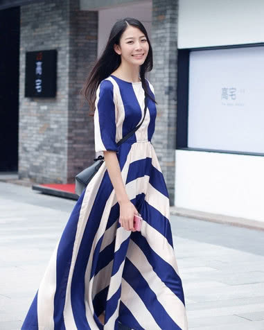 街拍：仙气飘飘会穿的小姐姐，打扮上显眼时尚很有美感！