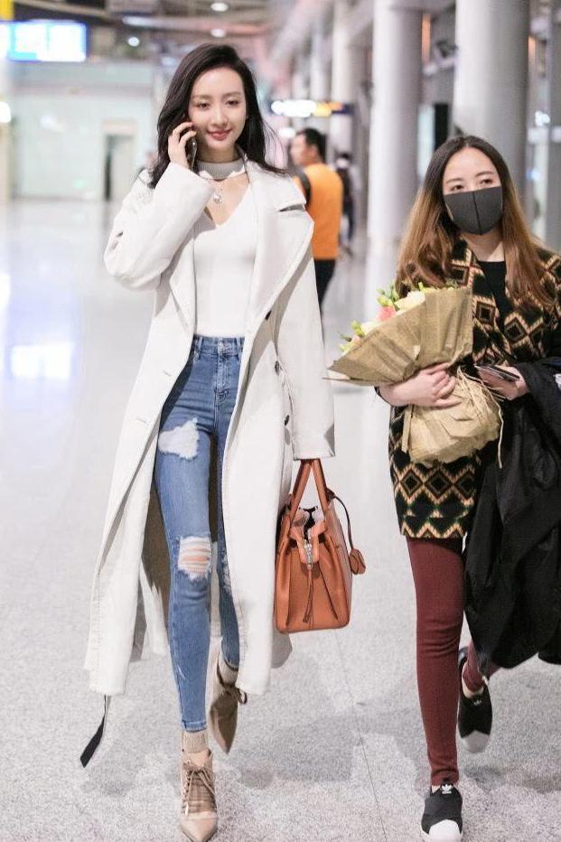 王鸥现身机场, 一条牛仔裤秀曲线, 网友: 气质真的很重要