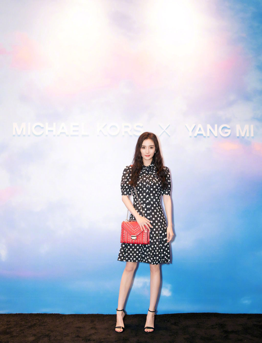 杨幂这腿还可以再吹一百年!腿细成这样估计都没人敢靠近合照吧!