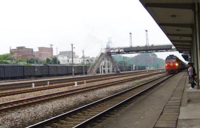 为什么火车都是晚点，没有提前进站的时候？司机：我不敢！