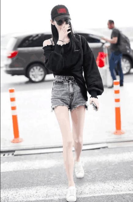 超模奚梦瑶真敢穿，上面几乎全裸，网友:都快露完，难怪赌王儿子