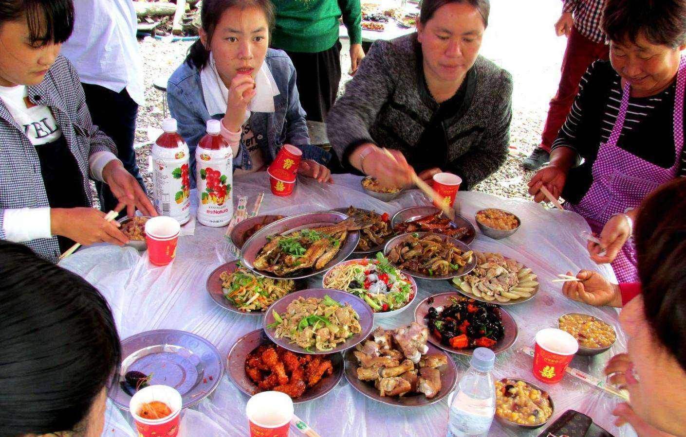 农村冷席怪象愈演愈烈：送礼不吃饭，钱来人不来，这到底是为啥