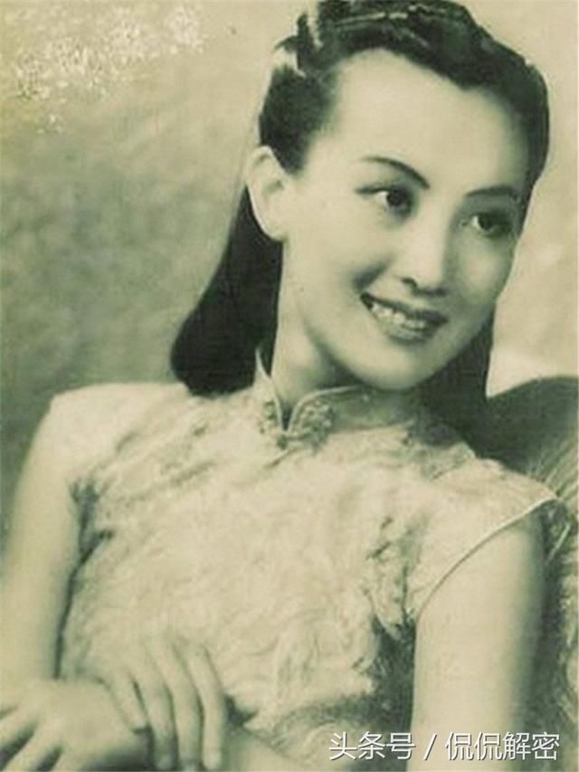 老照片：从容优雅的民国名媛们，旗袍装尽显东方魅力，惊艳众人