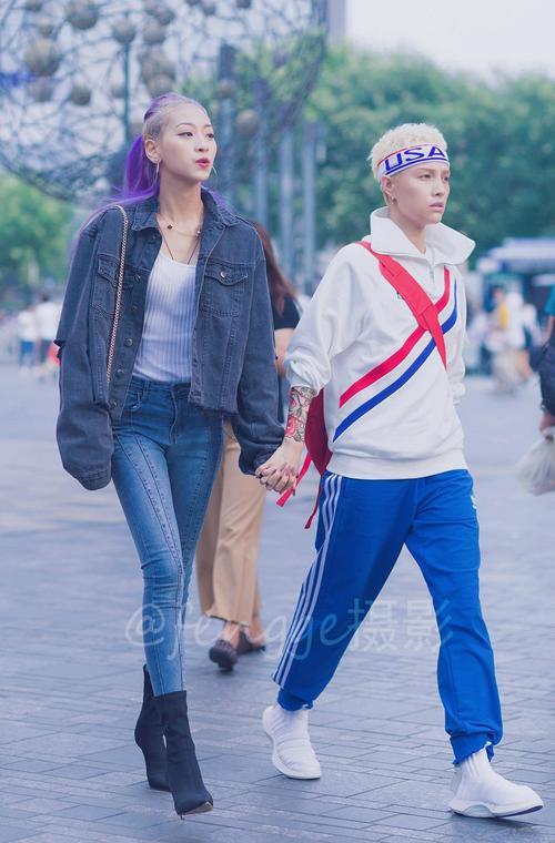 街拍: 七夕节前, 偶遇一对时尚小情侣, 女生身材好得让模特都羡慕