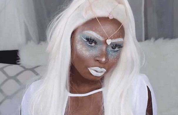 一外国女子迷恋奇异妆容,把自己的一身黑肤色几乎涂成了全白