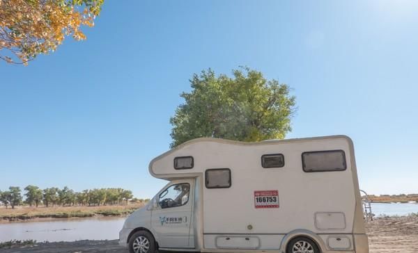 住在胡杨林间，感受醉美金秋，这个景区别错过！