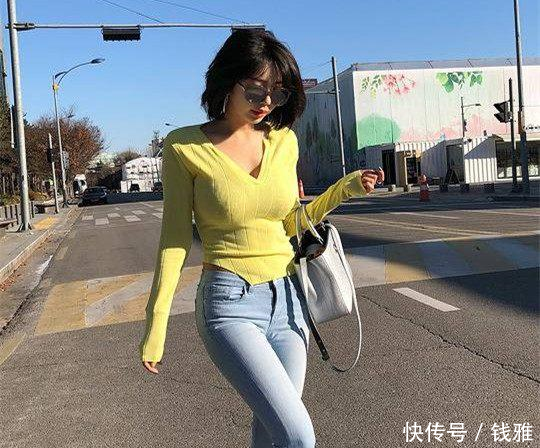 曼妙身材的紧身牛仔裤美女，紧致的身姿更有魅力，更显柔美气质！