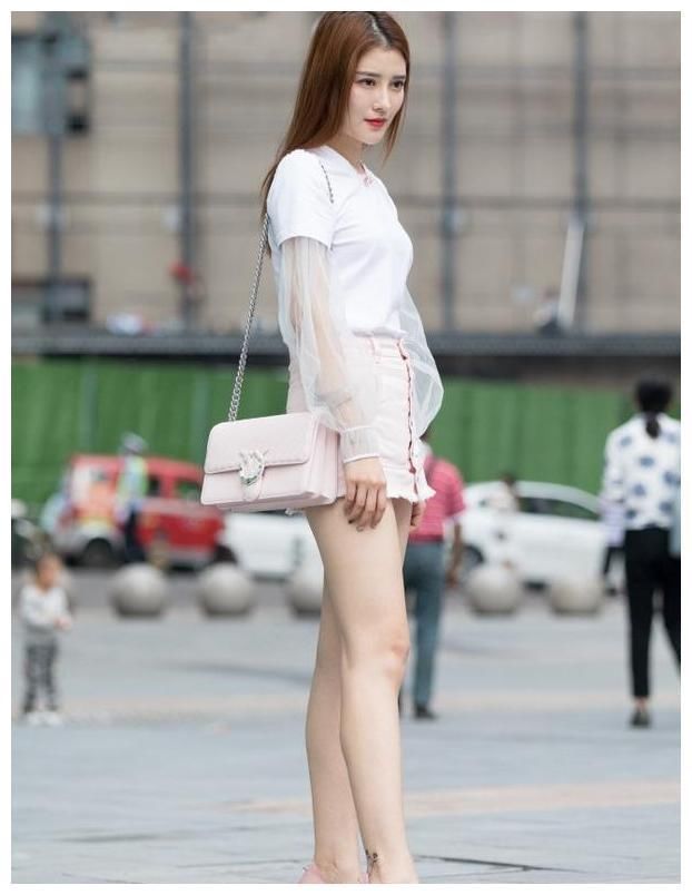 街拍:性感吊带连体开叉裙，尽显成熟女性的妩媚，让人无法阻挡