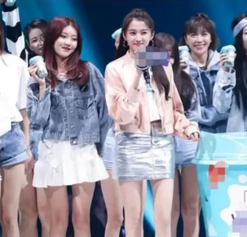  【真实】不愧为“腿精”，关晓彤力压女团成C位，身后妹子表情太真实