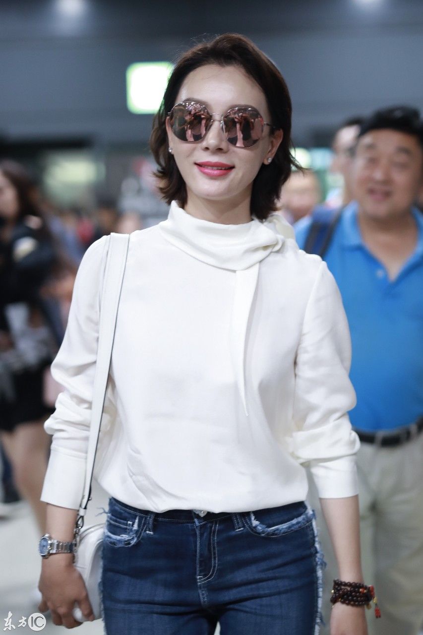 陈数素颜现身机场，肤色白皙、面带微笑，休闲装扮也显迷人气质