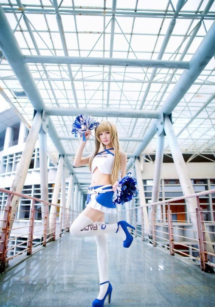 COSPLAY:白丝长腿小姐姐COS来袭，长腿吸睛!就问你喜不喜欢!