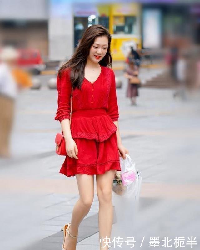 『 看着都』小姐姐肌肤白皙，搭配黑色百褶超短裙，靓丽性感，路人街拍