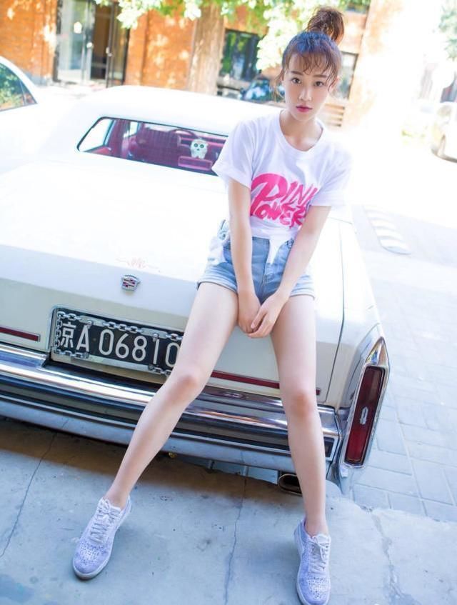 蓝盈莹能把俗气的肉袜穿的那么高级，实在厉害，时尚功底深厚啊！