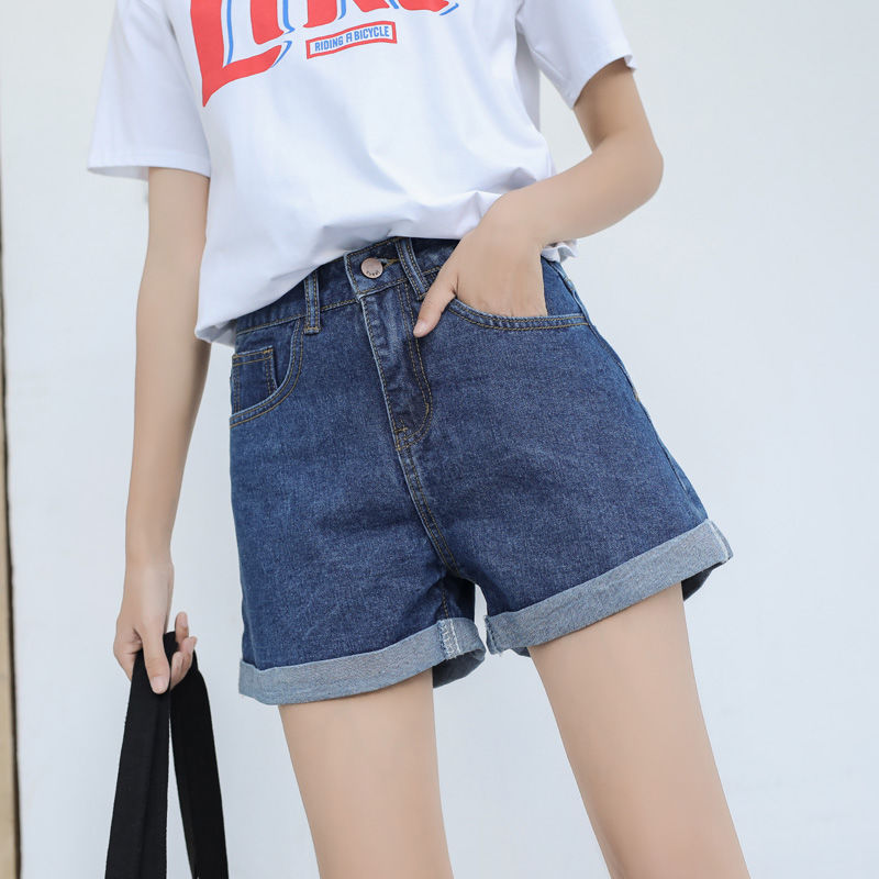 女生出街身材火辣，只因穿紧身T恤，配热裤显翘臀，迷倒一群人