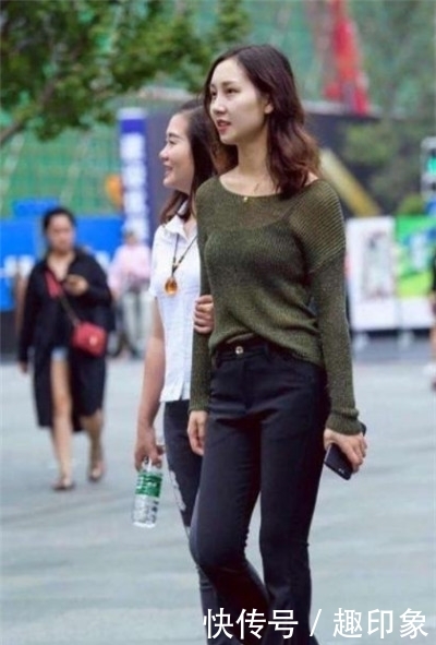  「难忘」街拍：优雅洋气的小姐姐，唯美的穿搭很动人，让人难忘