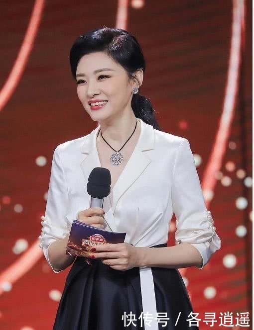 『让整件衣服』周涛气质真心优秀,一袭西装领褶皱裙干练时髦,51的年龄31的状态