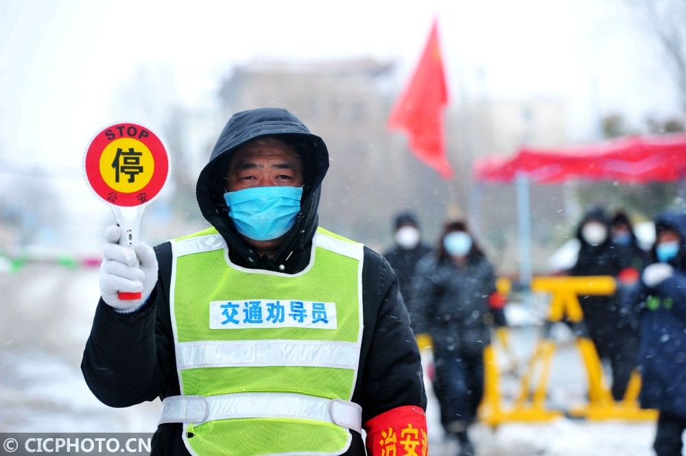  人员在风雪|山东青岛：雪中坚守抗疫情